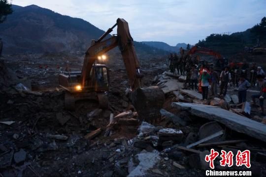 貴州福泉山體滑坡已造成14人遇難,22人受傷,11人失聯(lián)。貴州省長陳敏爾在災(zāi)難現(xiàn)場提出把救人放在第一位,抓好災(zāi)情原因調(diào)查, 王晶 攝 貴州福泉山體滑坡已造成14人遇難,22人受傷,11人失聯(lián)。貴州省長陳敏爾在災(zāi)難現(xiàn)場提出把救人放在第一位,抓好災(zāi)情原因調(diào)查, 王晶 攝