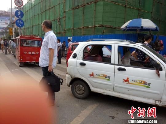 盡管進(jìn)行了整治,濟(jì)南火車(chē)站不遠(yuǎn)處的路口,仍然有黑出租出沒(méi)。 曲成蘭 攝 盡管進(jìn)行了整治,濟(jì)南火車(chē)站不遠(yuǎn)處的路口,仍然有黑出租出沒(méi)。 曲成蘭 攝