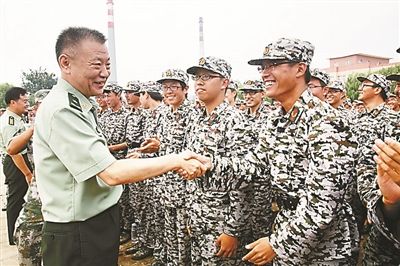 北京衛戍區司令員檢查北大學生軍訓 北京衛戍區司令員檢查北大學生軍訓