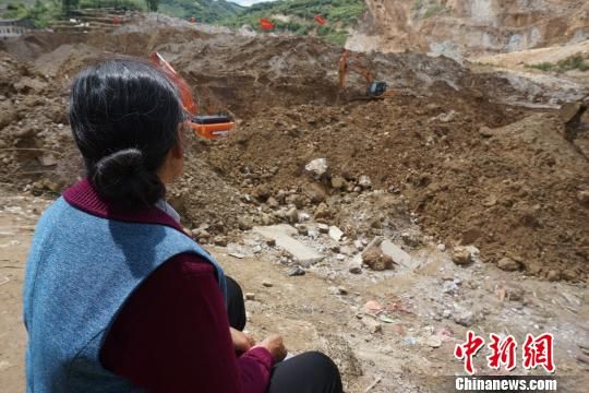 8月30日,73歲的周開(kāi)秀頂著烈日,守候救援人員搜救自己的孫女。 王晶 攝 8月30日,73歲的周開(kāi)秀頂著烈日,守候救援人員搜救自己的孫女。 王晶 攝
