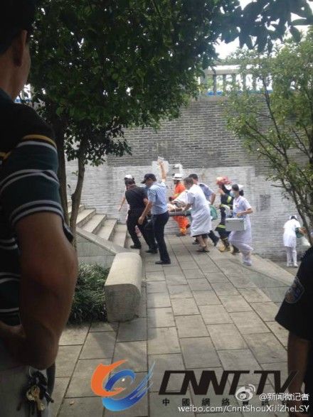 醫護人員救助傷員 醫護人員救助傷員