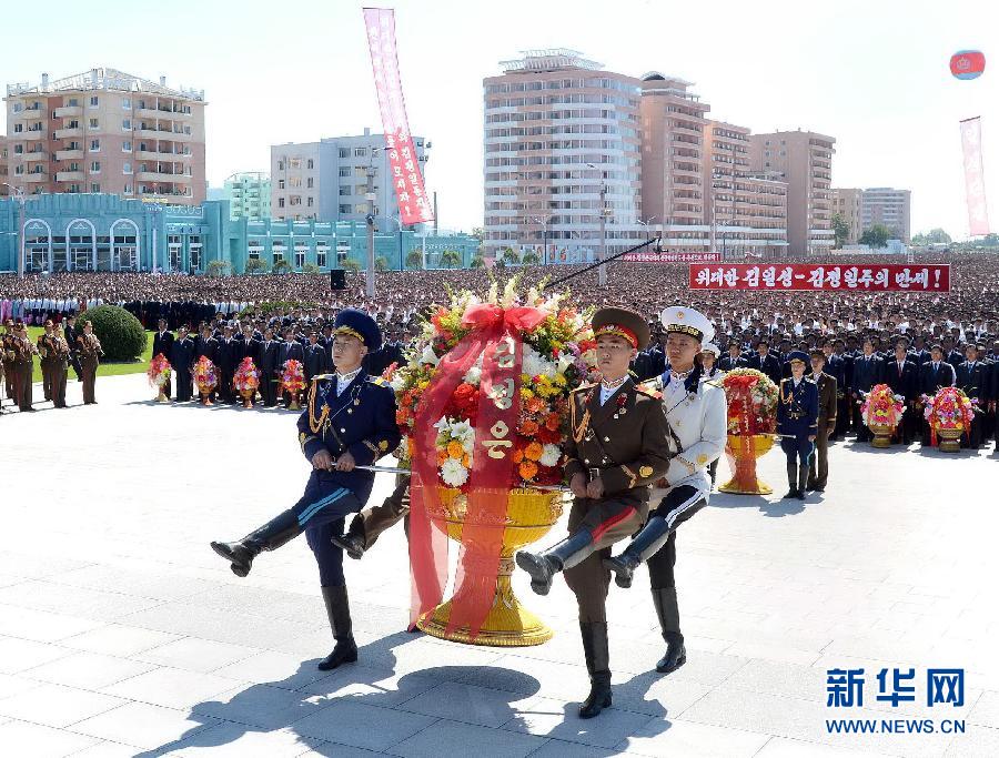 (XHDW)(2)朝鮮民眾向領(lǐng)袖銅像獻(xiàn)花慶祝國(guó)慶