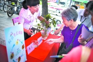 資料圖:廣東街道人員向居民宣傳預防登革熱措施。信息時報 資料圖:廣東街道人員向居民宣傳預防登革熱措施。信息時報
