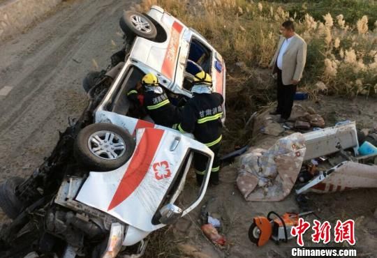10月12日7時許,一輛救護車從新疆烏魯木齊向河南轉運1名重癥病人,行至連霍高速甘肅玉門附近,發生側翻沖下高速。中國新聞網 鐘欣 攝 10月12日7時許,一輛救護車從新疆烏魯木齊向河南轉運1名重癥病人,行至連霍高速甘肅玉門附近,發生側翻沖下高速。中國新聞網 鐘欣 攝
