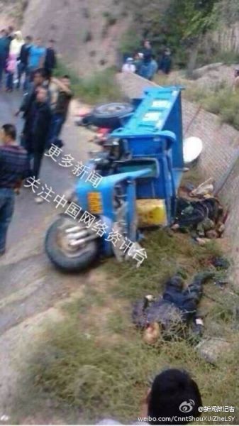 甘肅環縣載客農用三輪車發生側翻 甘肅環縣載客農用三輪車發生側翻