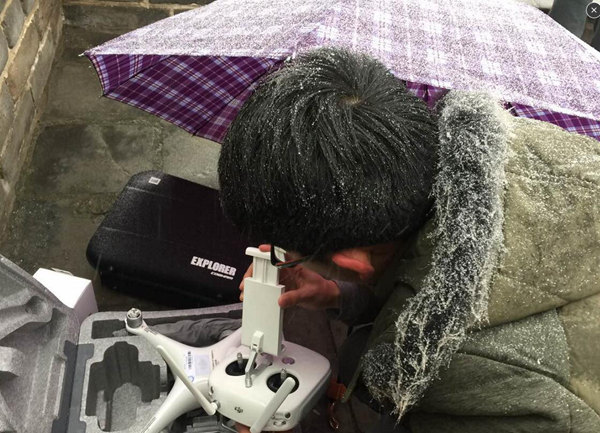 20日下午，延慶八達嶺開始飄雪，中國氣象頻道記者正在準備拍攝。