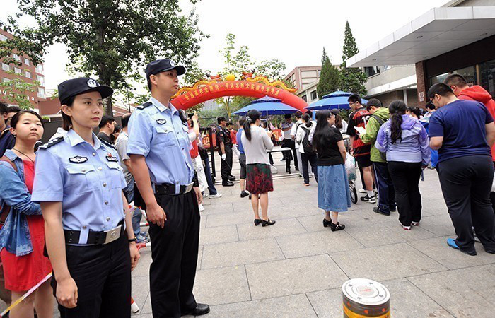 針對接警處警、現(xiàn)場取證、窗口服務(wù)等8個(gè)方面存在的突出問題,目前已整改執(zhí)法問題2.2萬余件,初步實(shí)現(xiàn)了查擺一批執(zhí)法突出問題、整治一批執(zhí)法頑癥痼疾、問責(zé)一批執(zhí)法嚴(yán)重過錯(cuò)人員、推樹一批執(zhí)法先進(jìn)典型、完善一批執(zhí)法標(biāo)準(zhǔn)和操作規(guī)程“五個(gè)一批”的目標(biāo)。期間,全局110投訴同比、環(huán)比分別下降25%和48.5%。