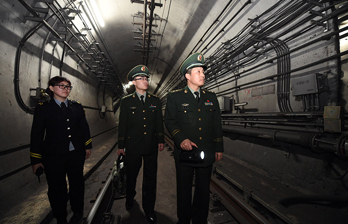 一年來,首都公安機(jī)關(guān)廣大公安民警英勇奮戰(zhàn),頑強(qiáng)拼搏,在歷次重大安保和繁重任務(wù)中經(jīng)受住了血與火、生與死的考驗(yàn),先后有9名民警因公犧牲在他們?nèi)找篂橹畩^戰(zhàn)的神圣崗位上,216名民警因公負(fù)傷。事實(shí)證明,首都公安是一支不怕流血、不怕犧牲、忠于職守、甘于奉獻(xiàn)的隊(duì)伍,是一支關(guān)鍵時(shí)刻拉得出、危急時(shí)刻沖得上、特別能吃苦、特別能戰(zhàn)斗的隊(duì)伍,是一支永爭第一、正氣浩蕩、鐵骨錚錚、英雄輩出的隊(duì)伍。
